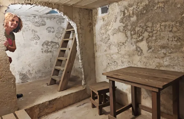 Podzemno skrivališče na domačiji Petra in Olge Fornazarič je med 
NOB služilo kot bunker, ki je od leta 1998 kulturni spomenik 
lokalnega pomena.   