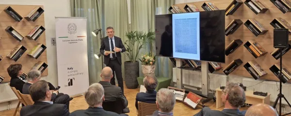 Osrednja knjižnica Srečka Vilharja Koper je nedavno gostila 
domoznanski večer  o italijanski prisotnosti in kulturnem dialogu v 
Kopru, osrednji gost večera pa je bil generalni konzul Italije v 
Kopru  Giovanni Coviello. 