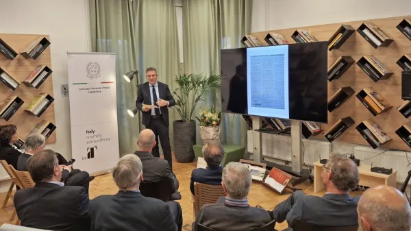 Osrednja knjižnica Srečka Vilharja Koper je nedavno gostila 
domoznanski večer  o italijanski prisotnosti in kulturnem dialogu v 
Kopru, osrednji gost večera pa je bil generalni konzul Italije v 
Kopru  Giovanni Coviello. 