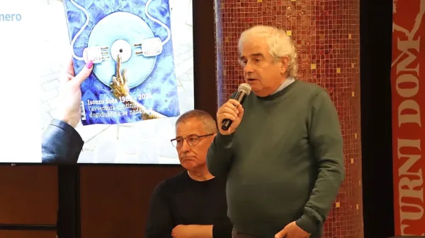 Andrea Bellavite je urednikovanje revije prevzel po smrti dolgoletnega urednika Daria Stasija, njegov 
slovenski  sourednik pa je Miha Kosovel, filozof in programski vodja festivala Mesta knjige v Novi Gorici.