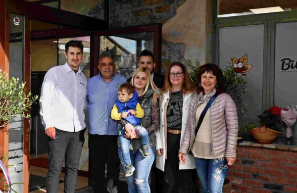 Rdeči trak Bitege Marezige so prerezali (z leve) Gregor Miklavčič, 
Alen Babič, Patrik Babič, Mateja Hrvatin Kozlovič, Patricija Babič in 
Dea Babič s sinom Tianom