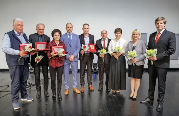 Letošnji prejemniki priznanj Občine Renče-Vogrsko z županom 
Tarikom Žigonom. 