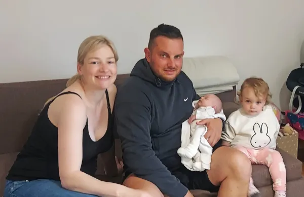 Marina Korenič  in  Mitja  Malčič  z naraščajem:  na starejšo  so  morali 
čakati,  druga  pa  je pohitela.   