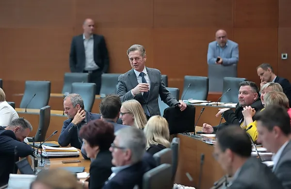 Premier Robert Golob je predsednici republike nedavno zabrusil, 
da zaradi guvernerske zgodbe ne zmore opravljati svoje naloge.    

