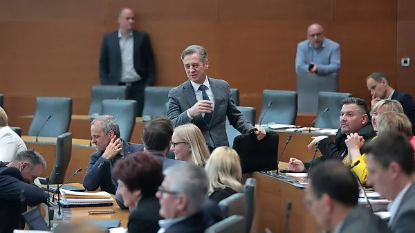 Premier Robert Golob je predsednici republike nedavno zabrusil, 
da zaradi guvernerske zgodbe ne zmore opravljati svoje naloge.    

