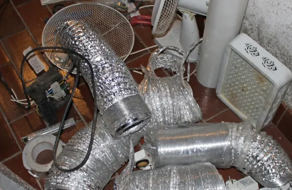 Pri  Vogrinu  so  odkrili  opremo  za  gojenje  konoplje. 