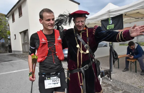 Najhitrejšega Slovenca in drugega na kraljevski preizkušnji Aleša
Frlica je pred okrepčevalnico Tabor sprejel dornberški grof - član
društvo za ohranjanje dediščine, šport in turizem Egon Pavlica.