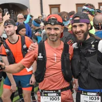 

Anže Sobočan (v sredini, 1005)  se je po 162 kilometrih v Ajdovščini  
veselil absolutnega brona.