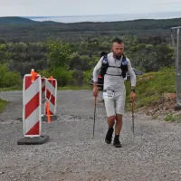 Tretji Slovenec in četrti absolutno na 162 km,  Matej Nidorfer je  
med vzponom na Cerje užival tudi v pogledu na morje.ajhitrejši  
Slovenec