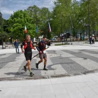 



Po pretečeni  hribovski noči iz petka na soboto so najboljši tekači  
zjutraj dočakali goriško ravnino in prečkali novogoriško - goriški  
Trg Evrope.