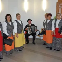 Na Cerju so tekačem zapele članice Aktiva žena Miren Orehovlje ob  
spremljavi harmonikarja Miloša Mozetiča