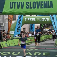 





Na cilju na Lavričevem trgu v Ajdovščini so se včeraj celo popoldne  
vrstili prihodi tekačev s kar šestih različno dolgih prog. Mestnega  
10-kilometrskega so se lotile tudi družine z otroki.