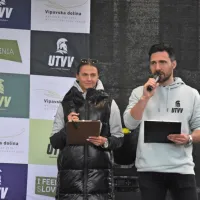 



Dogajanje na prireditvenem odru na ajdovskem Lavričevem trgu  
sta povezovala  na Ultra trailu že preizkušena voditelja, pevka  
Tjaša Fajdiga in radijski voditelj Haris Zulić.