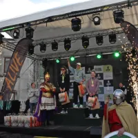 



Tako razkošne so bile proglasitve. Primorska junakinja je bila  
zmagovalka teka na 30 kilometrov, članica Nanosa Lucija Krkoč,  
bron pa je osvojila nekdanja reprezentantka v alpskem smučanju  
Meta Hrovat.