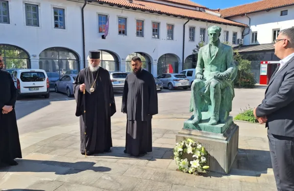 Srbska pravoslavna cerkvena občina v Kopru je danes dopoldne 
organizirala slovesnost v spomin na grofa Ioannisa Kapodistriasa, 
uglednega grškega diplomata in državnika, ki ima koprske korenine.