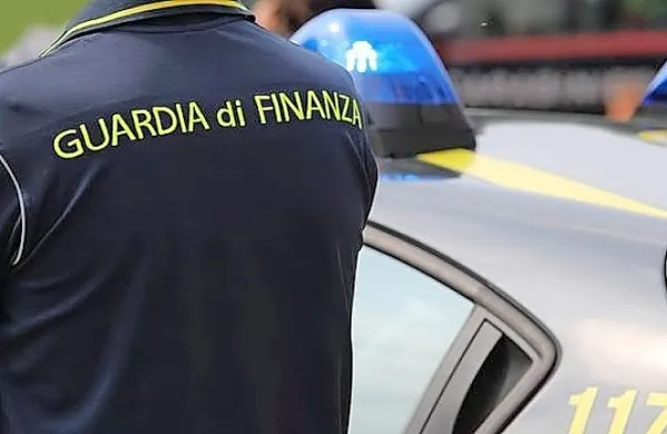 Tržaška finančna policija je zasegla ponarejena oblačila v petih 
zabojnikih. 