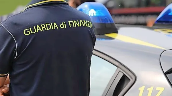 Tržaška finančna policija je zasegla ponarejena oblačila v petih 
zabojnikih. 