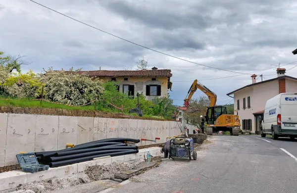 Prenova  Goriške ceste na Dobrovem se je krepko zavlekla zaradi 
postopka razlastitve. Dela naj bi zaključili konec poletja.
