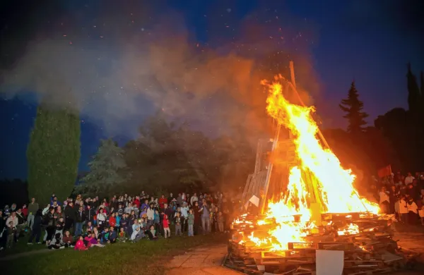 Tako je lani zagorel kres ob praznovanju 1. maja na Markovcu, podobno bo tudi letos. 
