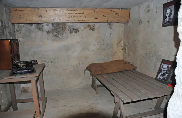 Obiskovalci se lahko skozi štedilnik tudi spustijo v notranjost 
bunkerja, kjer se nahaja rekonstrukcija sobe, v kateri so se skrivali 
partizani. Ta meri vsega le devet kvadratnih metrov.