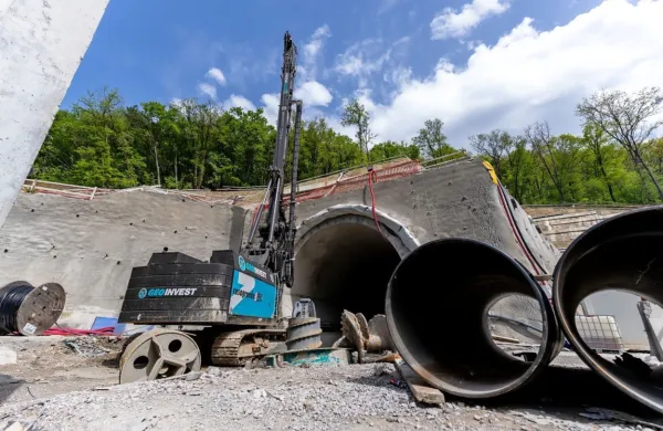 Zahtevnih objektov, kot so  predori, vkopi in viadukti,  za vzporedni 
levi tir ne bo treba graditi, saj bo drugi tir pripravljen na 
dvotirnost.