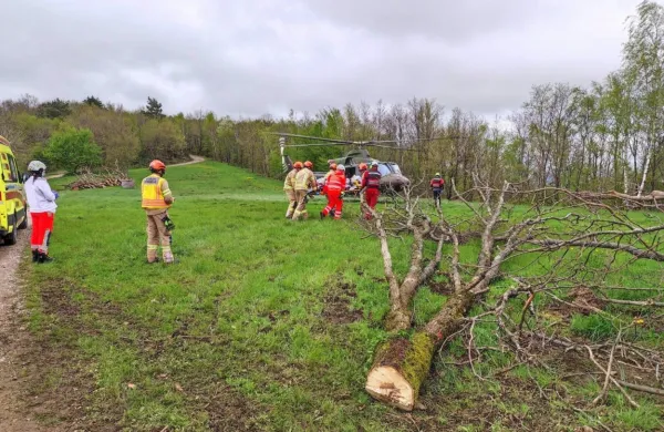 Hudo poškodovanega moškega so z vojaškim helikopterjem 
odpeljali na zdravljenje v ljubljanski klinični center. 