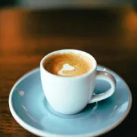 Kava in pravi čaji vsebujejo močne sestavine in kofein, ki lahko 
povzroči interakcijo med zdravili in snovjo. 