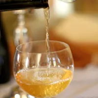 Uživanje alkoholnih pijač ob uporabi zdravil, kot so narkotični 
analgetiki, antidepresivi in uspavala, zdravniki strogo odsvetujejo.