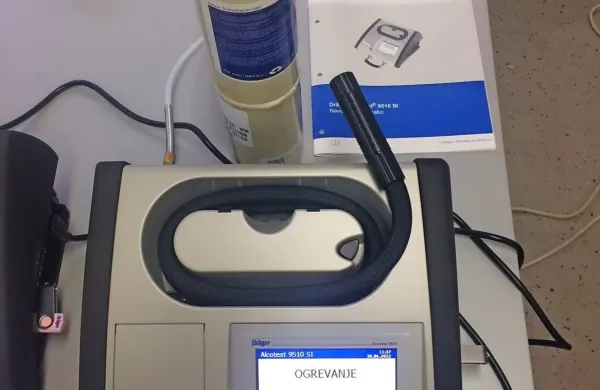 Ker se voznik ni strinjal z dosežkom na alkotestom, so ga policisti 
preizkusili še z etilometrom.