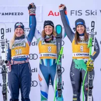 Ilka Štuhec (v sredini) je zadnjo zmago v svetovnem pokalu slavila 
prav v olimpijski Cortini.