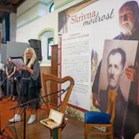 Avtorica razstave Skrivna modrost je vnukinja raziskovalca Pavla Medveščka Daša Medvešček, ki se je na odprtju spominjala, kako je nono 
zbiral skrivnostne predmete, za katere sprva domačim ni  razril ozadja.      