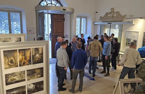 Razstava ob 60-letnici Jamarskega društva Dimnice vabi v avlo 
koprske osrednje knjižnice do 8. maja. 