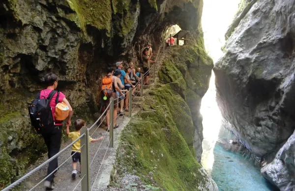 Tolminska korita v sezoni obišče  okoli sto tisoč gostov.