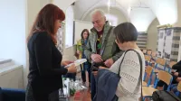 Lilijana Homovec, ki je po treh pesniških zbirkah izdala prozni 
prvenec Nekdo vedno odide prvi na pogovoru z bralci v Mestni 
knjižnici in čitalnici Idrija.