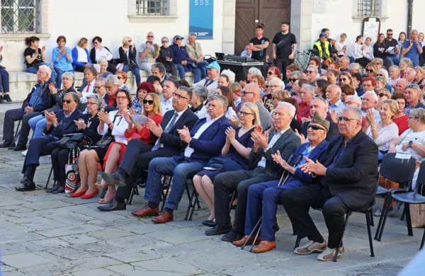 Dogodku je prisostvoval tudi partizan Danilo Ivančič Duško (drugi 
z desne), ki je pred 80 leti pomagal osvoboditi politične zapornike 
iz koprskih zaporov.
