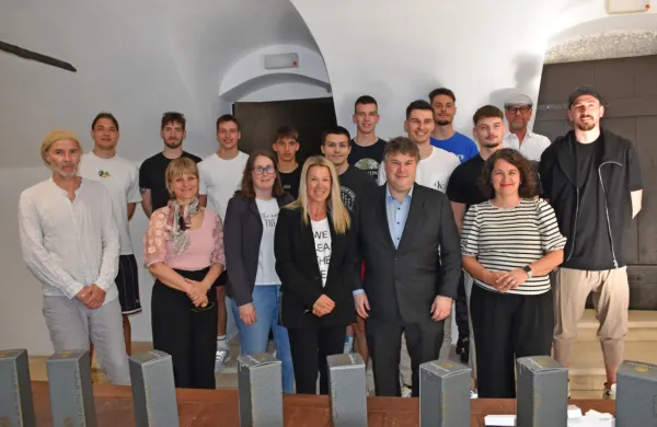 Takole se je  s kanalskim županom  družila druga najboljša 
odbojkarska ekipa v državi, Alpacem Kanal. 