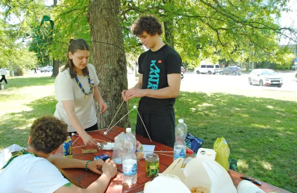 K prvomajskemu praznovanju v Novi Gorici so svoje prispevali tudi 
novogoriški taborniki iz Roda soških mejašev.