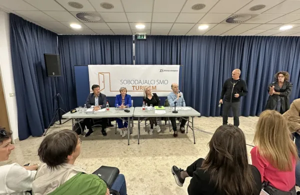         Na posvetu  Sobodajalci (ponudniki kratkoročnega oddajanja), 
kako naprej? Z leve proti desni: Franc Kraševec, Patricija Gržinič, 
Katja Rezman in  Borut Hočevar.   
