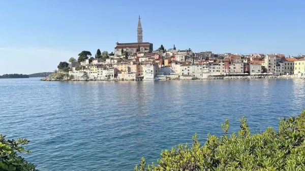 Vreme bo naklonjeno tudi izletnikom, ki se bodo podali v 
soseščino (na fotografiji je Rovinj).
