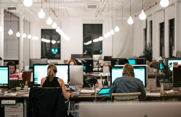 Uporaba digitalnih tehnologij po eni strani povečuje varnost, 
zanesljivost in  avtonomijo delavcev, po drugi strani pa  zaposlenim  
prinaša  različna psihosocialna tveganja.