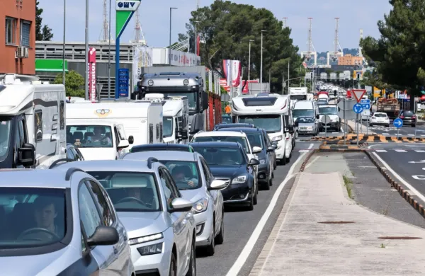 Okoljski hrup najbolj ogroža prebivalce, ki živijo ob prometnih 
cestah.
