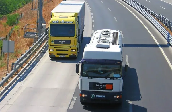 V petek izjemoma dovoljen promet težjih tovornih vozil