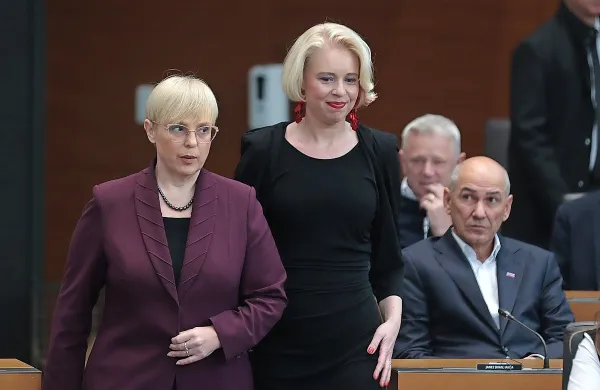 Predsednica republike Nataša Pirc Musar in druga po predsedniškem rangu, predsednica državnega zbora Urška Klakočar 
Zupančič. V ozadju poslanec Janez Janša.
