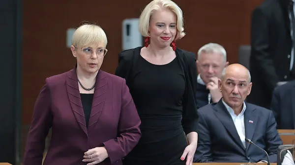 Predsednica republike Nataša Pirc Musar in druga po predsedniškem rangu, predsednica državnega zbora Urška Klakočar 
Zupančič. V ozadju poslanec Janez Janša.