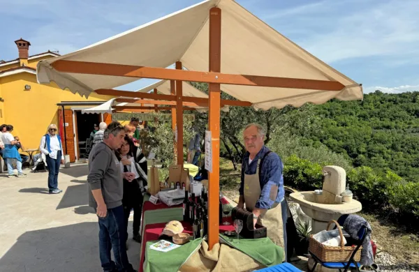 Obiskovalci radi pridejo  v Padno, tudi na njihov praznik olja in 
bledeža.  