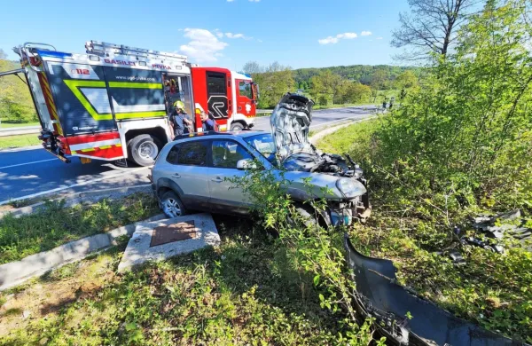 Vožnja 70-letnega voznika od Ribnice proti Pivki se je pri odcepu za 
Šmihel v sredo popoldne dramatično zapletla. 