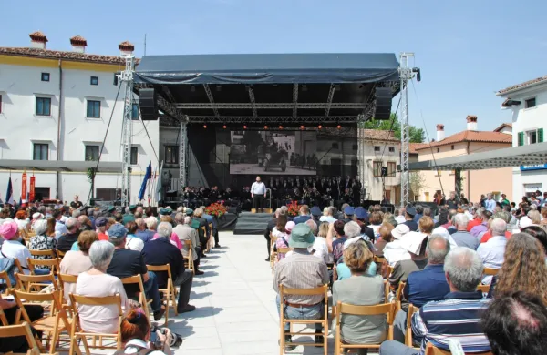 Na Lavričevem trgu v Ajdovščini so danes obeležili 80. obletnico 
ustanovitve prve slovenske vlade.  