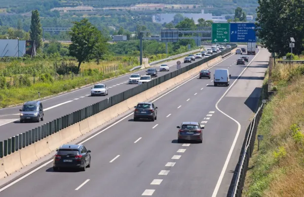Nenavadna nesreča se je v četrtek zgodaj popoldne zgodila na hitri cesti pri Bertokih.