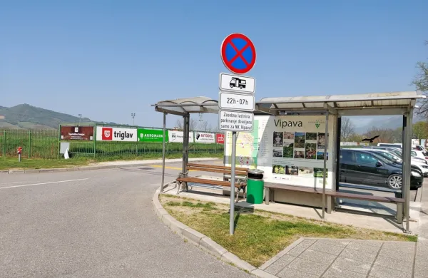 Začasno avtobusno postajališče ostaja ob nogometnem igrišču.