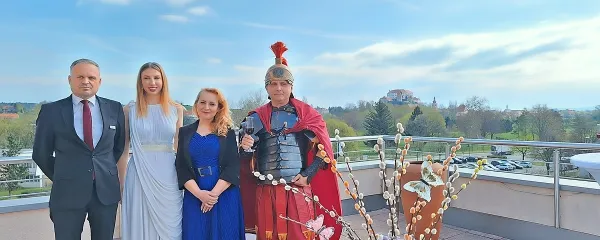 Izvršna direktorica Term Ptuj Milena Mojzeš (druga z desne) s 
sodelavci na terasi Grand Hotela Primus: “Takšnega razgleda nima 
nihče drug.”